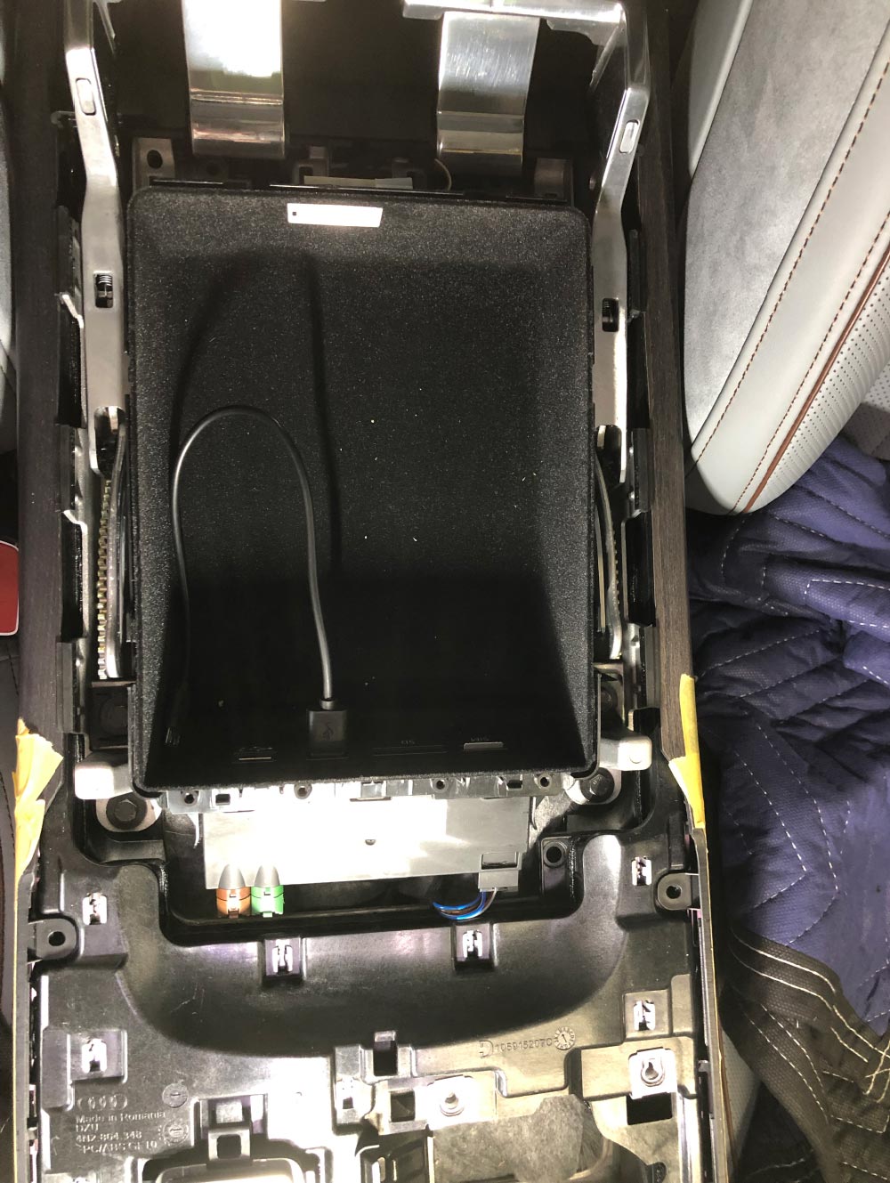 Audi A8 E2FIT DVD 取付マニュアル 説明書
