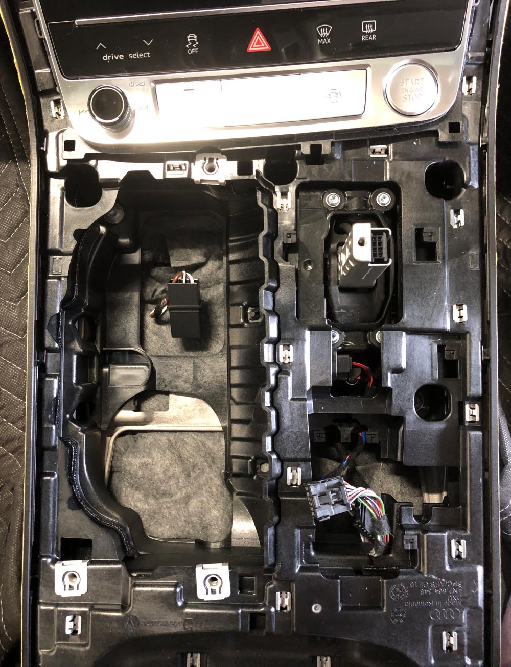 Audi A8 E2FIT DVD 取付マニュアル 説明書
