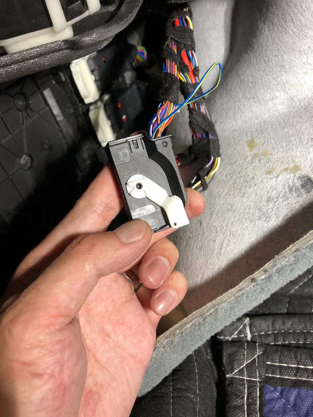 Audi A8 E2FIT DVD 取付マニュアル 説明書